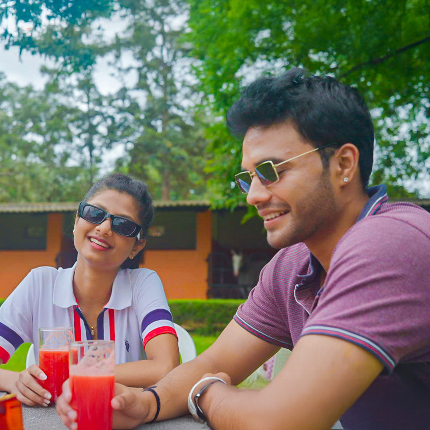 Enjoy welcome drinks at the lawns.